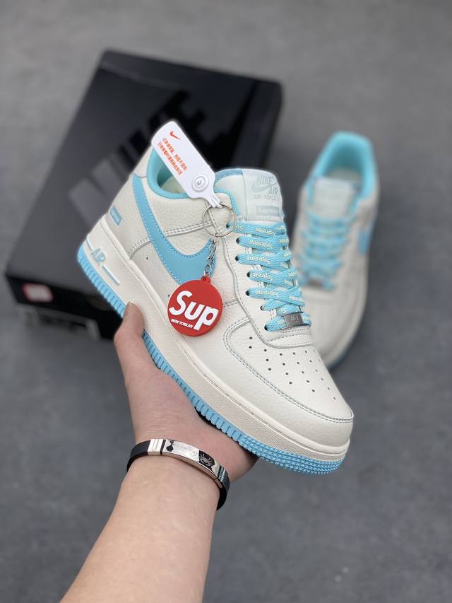 海外限量发售 公司级 Nike Air Force 1 07 Low “米白红”Supreme联名空军一号低帮休闲板鞋 3M反光 定制皮料 原盒原包装 原楦头原