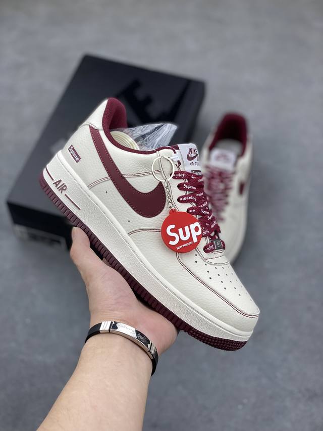 海外限量发售 公司级 Nike Air Force 1 07 Low “酒红”Supreme联名空军一号低帮休闲板鞋 3M反光 定制皮料 原盒原包装 原楦头原纸