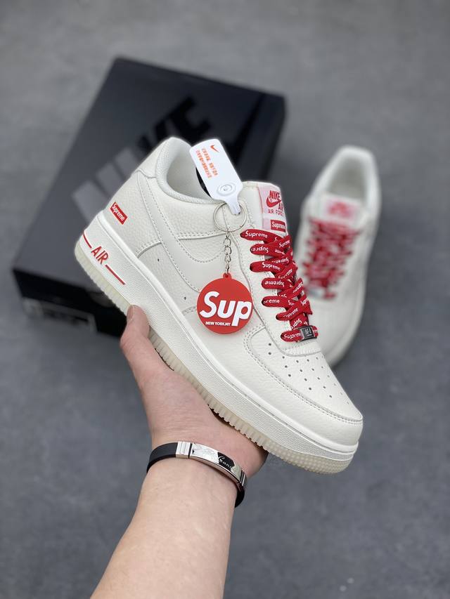 海外限量发售 公司级 Nike Air Force 1 07 Low “米白红”Supreme联名空军一号低帮休闲板鞋 3M反光 定制皮料 原盒原包装 原楦头原