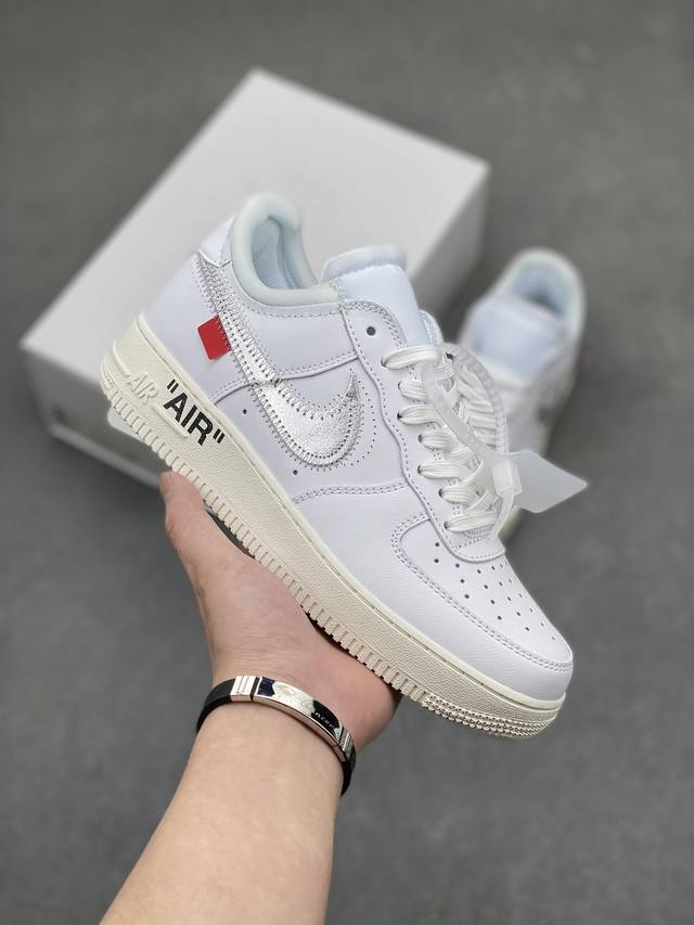 重磅联名 再次来袭 Off-White X Nike Air Force 1 Ow联名空军一号低帮运动板鞋该款以白色为主体色调 ，搭配银色 Swoosh Log