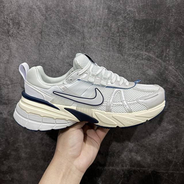 正确组合底版 Nk V2K Runtekk Summit White Metallic Silver''复古老爹鞋跑步鞋灰白 Fd0736-102 正确组合底区