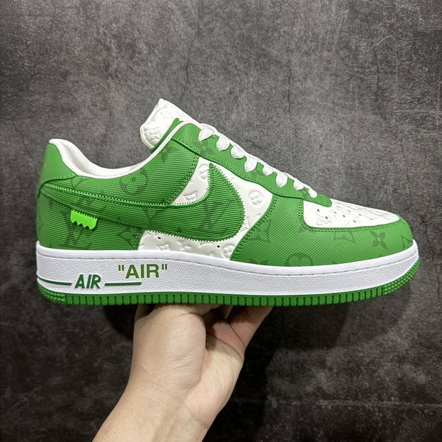 莞产版本 Lv X Air Force 1空军白绿 正确细节 懂货的来 正确的钩子大小 市面版本过小 正确老花 压花比例以及各位置正确的对位！ 正确鞋舌长度及厚