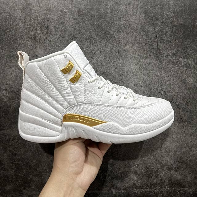 外贸纯原版 Air Jordan 12 Retro Phantom 高帮 白金 Aj12 乔丹12代 Aj12高邦 白金 鞋身整体采用白色皮革搭配白色内衬，鞋头