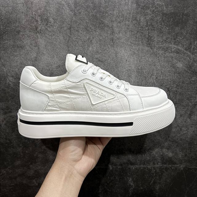 广东纯原版本 普拉达prada Macro Re-Nylon Low Sneakers 雷诺尼龙系列低帮系带厚底增高松糕百搭休闲运动帆布板鞋“三角尼龙白黑红标”