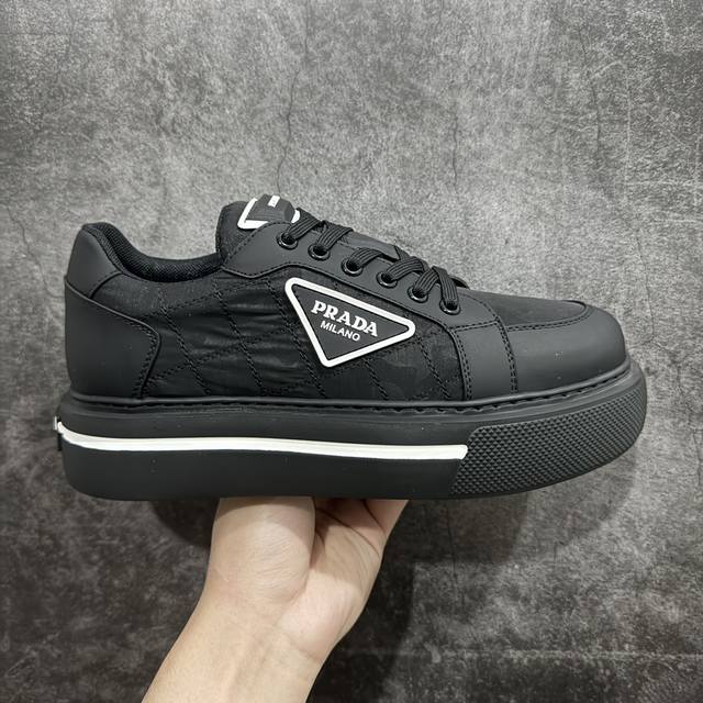 广东纯原版本 普拉达prada Macro Re-Nylon Low Sneakers 雷诺尼龙系列低帮系带厚底增高松糕百搭休闲运动帆布板鞋“三角尼龙白黑红标”