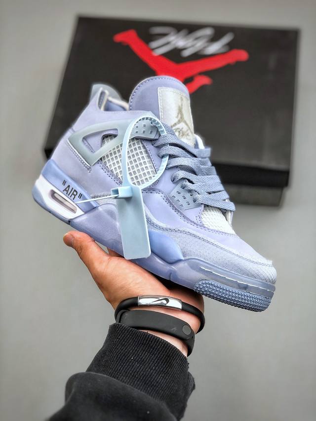 Off-White X Air Jordan Aj4 Retro'Cream Sail'“Ow鞋款采用黑灰色为主体，运用红色进行视觉效果上呼应。当中能够看到全鞋