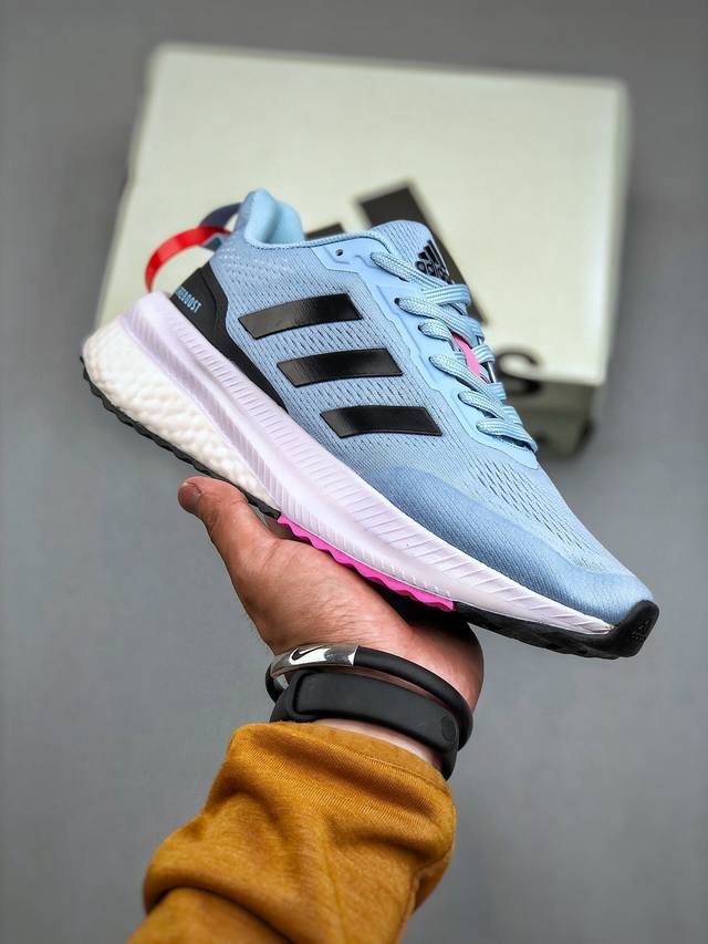 Adidas X_Plrphase 轻量跑鞋外底延续 Boost 系列鞋款经典的镂空设计，为了加强中底抗扭刚性，Adidas 在两层 Boost 之间加入 To