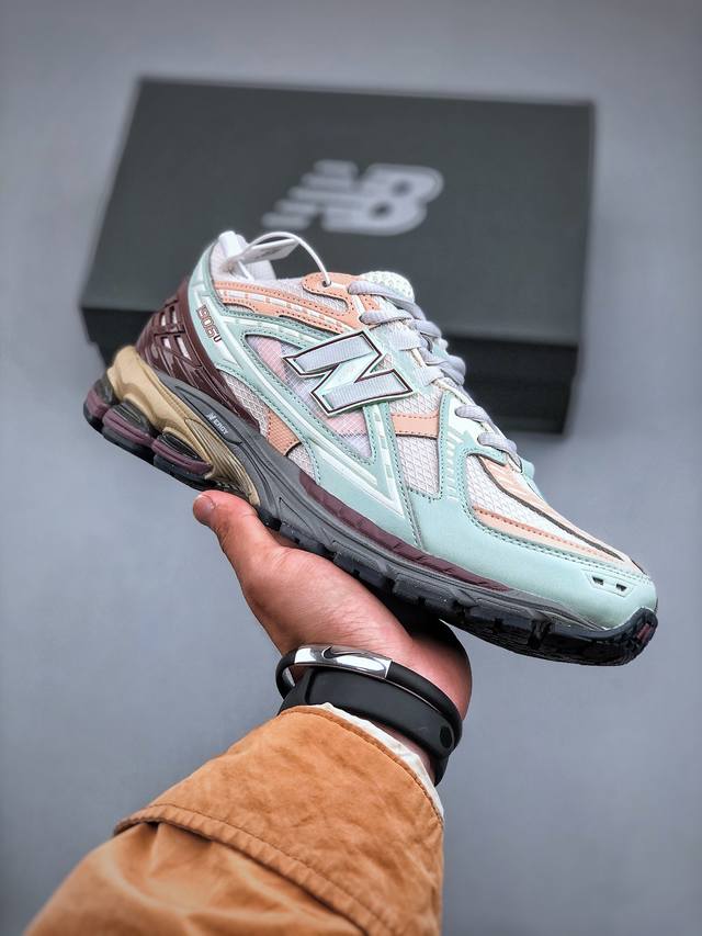 New Balance 1906系列复古老爹风休闲运动慢跑鞋 M1906Nd #采用轻质牛剖革拼接透气网眼衬垫织物鞋面材质 T-Beam大底提供足步弓支撑，保持