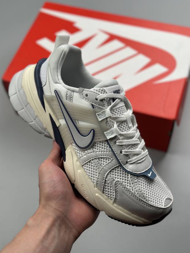 Nike V2K Runtekk 减震防滑复古低帮跑步鞋 材质上使用大面积网眼 皮革 Tpu 组成 支撑和透气性肯定不错 中底处由 Cushlon 泡绵打造 保