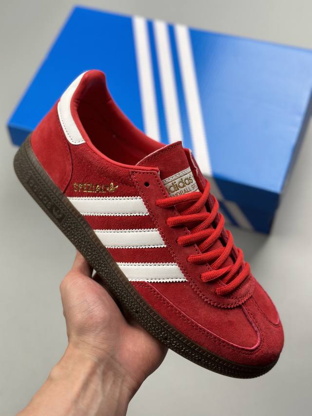 阿迪达斯三叶草低帮休闲板鞋 阿迪达斯 Adidas Originals Handball Spzl 手球运动员系列百搭休闲运动板鞋 采用猪巴革组合纤维革鞋面材质