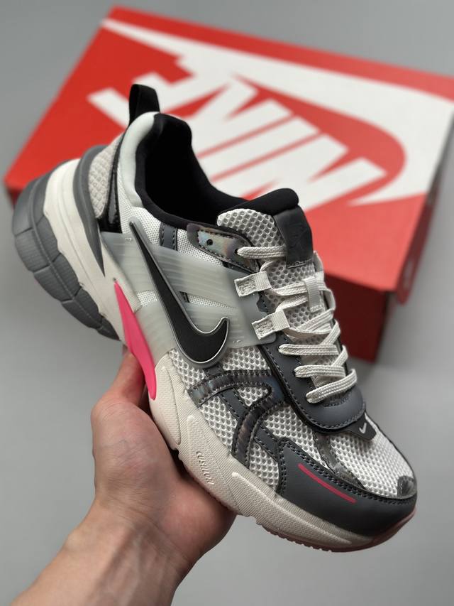 Nike V2K Runtekk 减震防滑复古低帮跑步鞋 材质上使用大面积网眼 皮革 Tpu 组成 支撑和透气性肯定不错 中底处由 Cushlon 泡绵打造 保