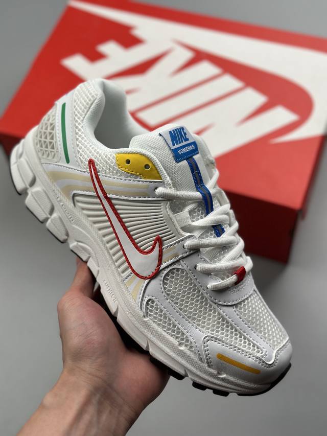 耐克经典复古休闲运动慢跑鞋 Nike Zoom Vomero 5 Sp 佛莫罗5代系列 #采用环保纤维革饰片组合网眼布鞋面材质 正确后跟tpu加固 耐弯折热塑框