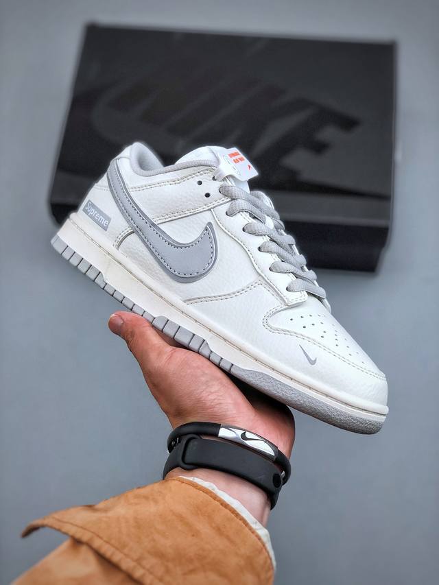 Supreme X Nk Sb Dunk Low 联名米灰配色 低帮休闲运动滑板板鞋 Rm 8-233 定制鞋盒 皮料切割干净无任何毛边 细节完美 超高清洁度