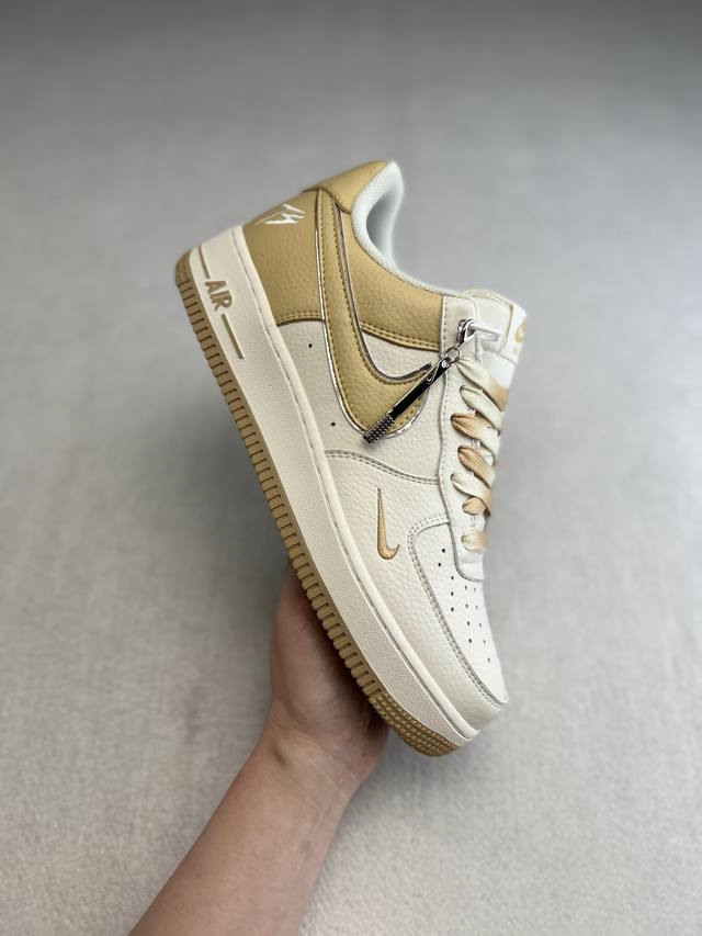 Air Force 1‘07 Low 米黄ts小钩 原楦头原纸板 打造纯正空军版型 #专注外贸渠道 全掌内置蜂窝气垫 #原盒配件 原厂中底钢印、拉帮完美 货号：