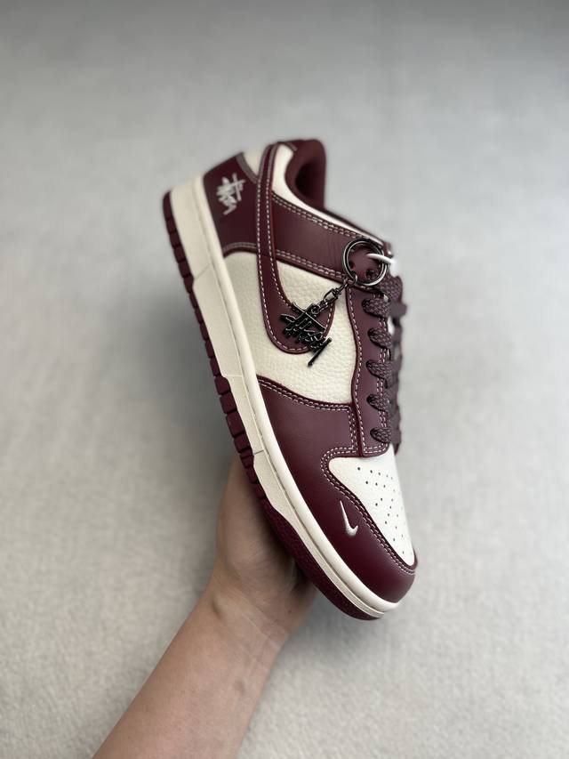 Nk Dunk Low Retro ”Diy高端定制“ 斯图西联名酒红 低帮休闲运动板鞋 原装头层材料 用料绝不含糊 独家版型蒸餾加工帶來的是更好的视觉和脚感体