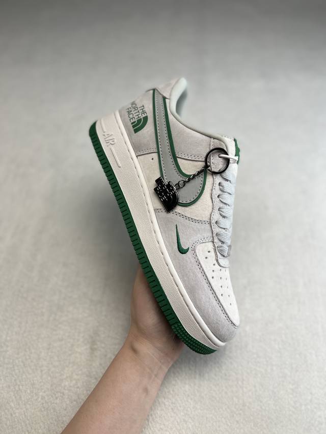 海外限量发售！公司级nike Air Force 1 ‘07 Low “北面联名 咖啡猪八”空军一号 低帮 运动鞋 休闲鞋 折边针车 工艺难度大 原楦头原纸板