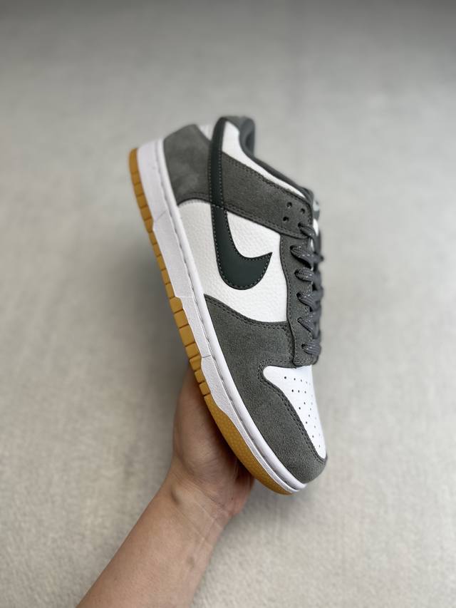 Nike Dunk Low “Grey Gum” 白灰配色 此番选用灰白配色方案示人，鞋面材质采用皮革、麂皮以及帆布进行打造，不仅如此，在灰色鞋带上还饰有斑点设