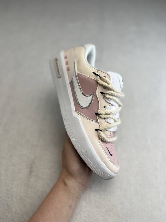 耐克nike Sb Force 58绑带系列低帮休闲运动滑板板鞋 是一款将前沿创新带入街头的单品，它具有硫化杯底，具有出色的耐用性和灵活性。使用帆布和绒面革，在