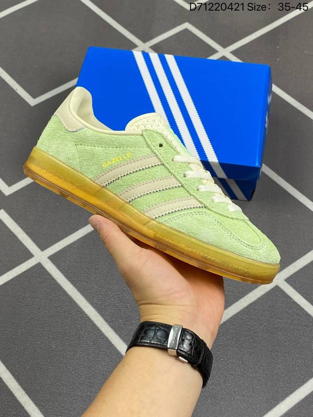 Adidas Originals Gazelle 阿迪达斯 低帮 绿色 这款经典鞋，忠于原版设计，鞋面整体以绿色麂皮呈现，侧边经典白色皮革三条杠logo及金色压