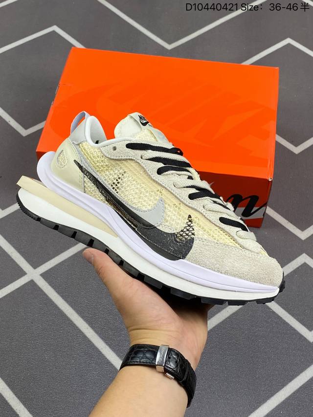 耐克 Sacai X Nike Vaporwaffle 华夫三代3.0 走秀重磅联名 鞋款由pegasus与vaporfly两款鞋型的设计元素共同构建，鞋身材质