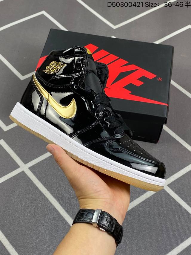 Air Jordan 1 High Og Metallic Gold 高帮 黑金脚趾 Aj1 乔丹1代 Aj1 乔1 高邦 黑黄 乔丹篮球鞋系列 鞋身采用了黄色