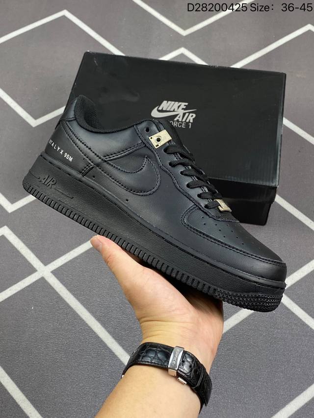 公司级耐克nike Air Force 1 Low 空军一号低帮百搭休闲运动板鞋。柔软、弹性十足的缓震性能和出色的中底设计，横跨复古与现代的外型结合，造就出风靡