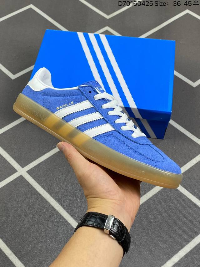 真标阿迪达斯adidas Originals Gazelle Indoor 三叶草复古防滑耐磨低帮板鞋 Hq8717 鞋款采用柔软的绒面革和耐用的皮革衬里融合在