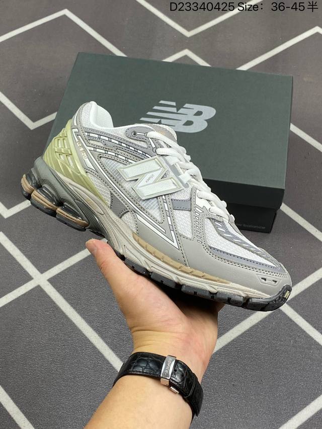 新百伦 New Balance M 6系列 复古运动鞋单品宝藏老爹鞋款。作为nb最经典的档案鞋型之一，与2002一样， 6有着nb最成熟的技术加持和复古款式，而