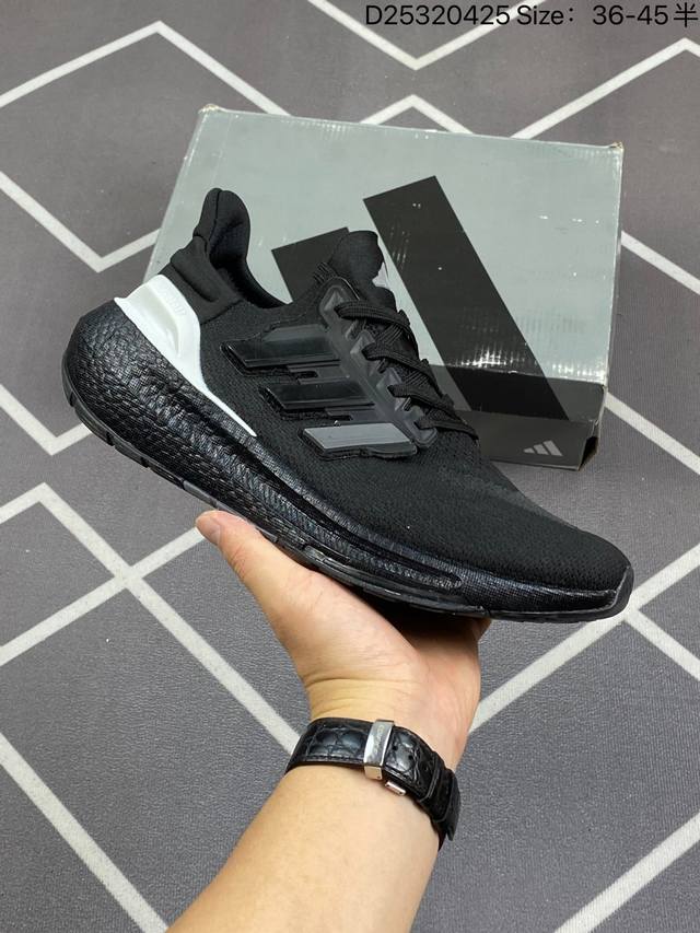 公司级adidas Ultra Boost Light 缓震运动休闲轻便透气跑步鞋 采用adidas Primeknit鞋面 裹脚舒适 搭载boost技术 为运