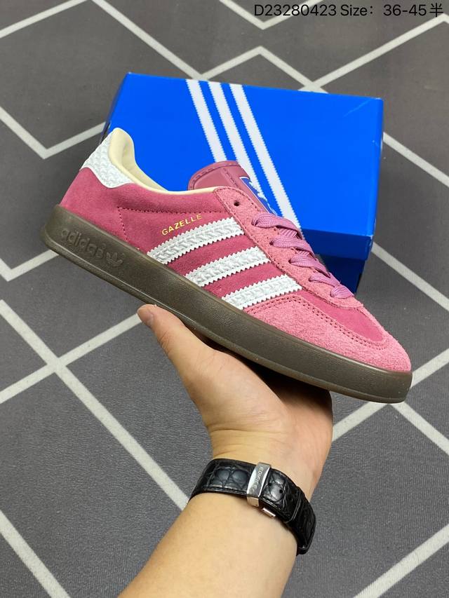 阿迪达斯adidas Originals Gazelle Indoor 三叶草复古防滑耐磨低帮板鞋 Hq8717 鞋款采用柔软的绒面革和耐用的皮革衬里融合在橡胶