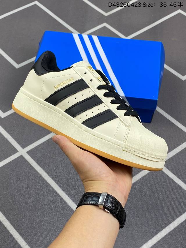 Adidas Originals Superstar Xlg W 白黑 此款以简约大方的造型设计，给人以随性休闲的时尚格调，穿着舒适轻便，运动灵活自如，满足日常