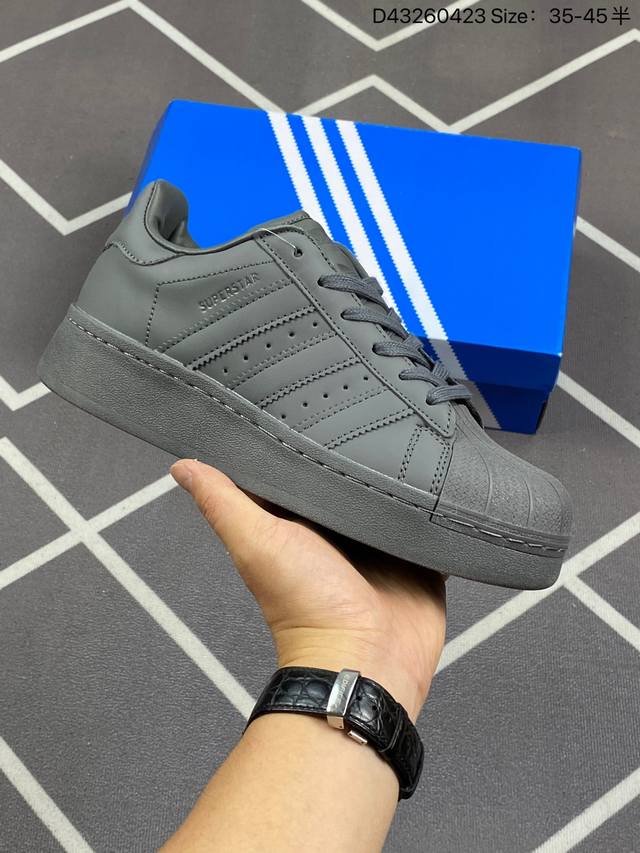 Adidas Originals Superstar Xlg W 白黑 此款以简约大方的造型设计，给人以随性休闲的时尚格调，穿着舒适轻便，运动灵活自如，满足日常