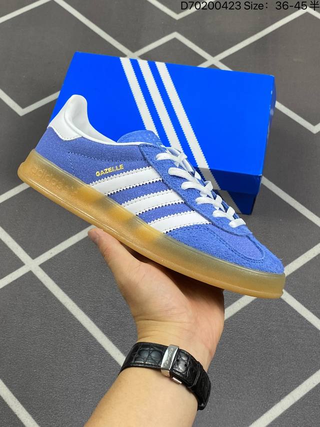 阿迪达斯adidas Originals Gazelle Indoor 三叶草复古防滑耐磨低帮板鞋 Hq8717 鞋款采用柔软的绒面革和耐用的皮革衬里融合在橡胶