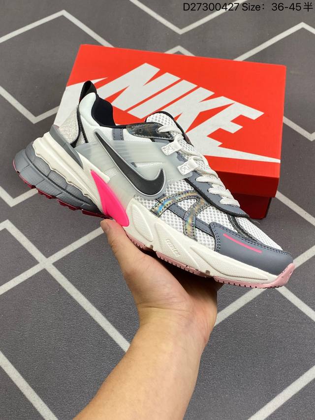 Nike 耐克 V2K Run 减震防滑 复古低帮跑步鞋 超火复古跑鞋，采用太空革组合呼吸网眼布鞋面材质，搭载正确4层组合底模，嵌入tpu加固稳定模块,双层md