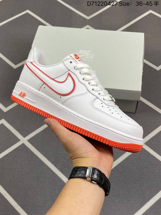 耐克 Nike Air Force 1 '07 Low 空军一号含气垫 低帮百搭厚底增高休闲运动板鞋。柔软、弹性十足的缓震性能和出色的中底设计，横跨复古与现代的