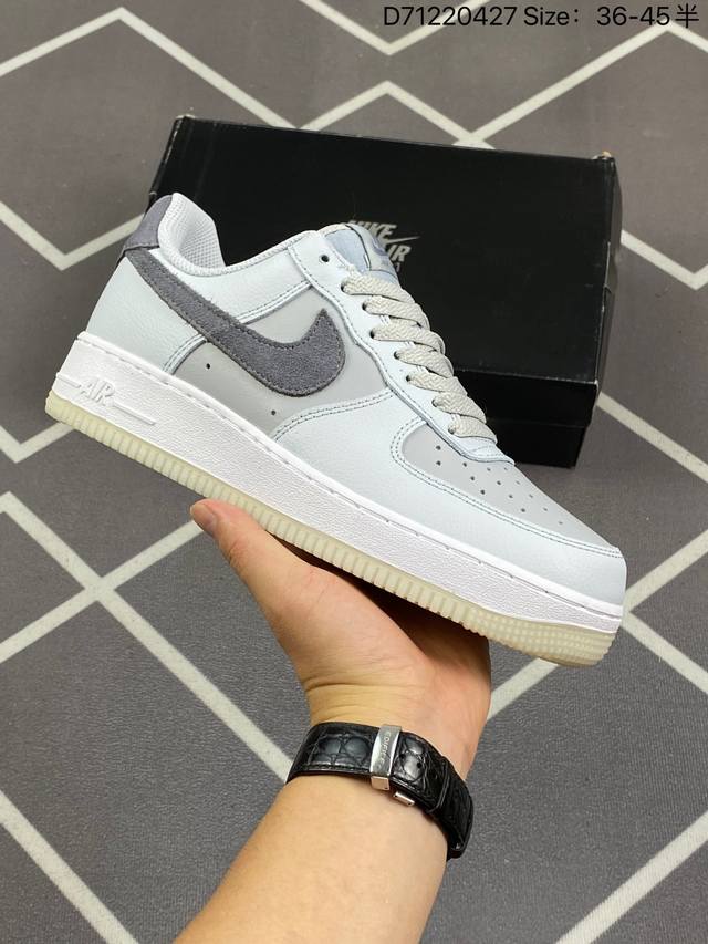 耐克 Nike Air Force 1 '07 Low 空军一号含气垫 低帮百搭厚底增高休闲运动板鞋。柔软、弹性十足的缓震性能和出色的中底设计，横跨复古与现代的