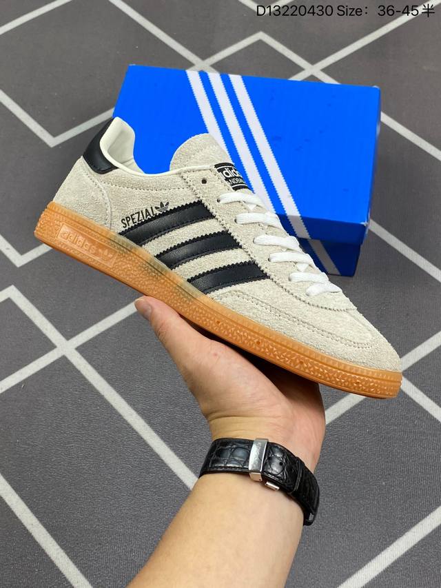 Adidas Handball Spezial 阿迪达斯经典款 复古休闲板鞋 #全鞋采用反毛皮制作 牛筋耐磨大底 承载青春情怀的板鞋 经典三条杠装饰鞋侧 品牌辨