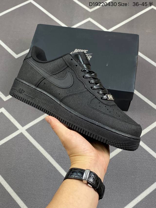 耐克nike Air Force 1 Low 空军一号 Af1 低帮百搭休闲运动板鞋。柔软、弹性十足的缓震性能和出色的中底设计，横跨复古与现代的外型结合，造就出