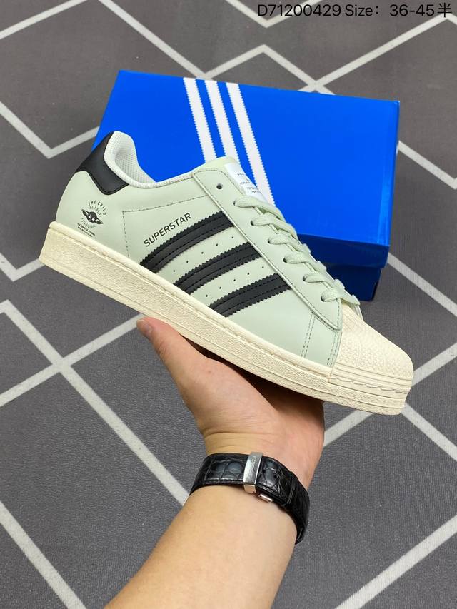 Adidas Superstar 经典贝壳头板鞋 鞋面材质牛皮二层革牛皮头层革合成革 标志性的贝壳鞋头，锯齿三条纹，简约的线条。就连版型和比例，都在向1982年