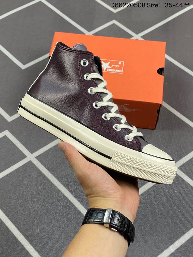 Converse Chuck 70S 皮面撞色暗兰色高为了迎合匡威迷们能在这个季节去踏春，穿上他们最爱的1970S版型而又不怕脏，公司应用了荔枝纹的高端皮面作为