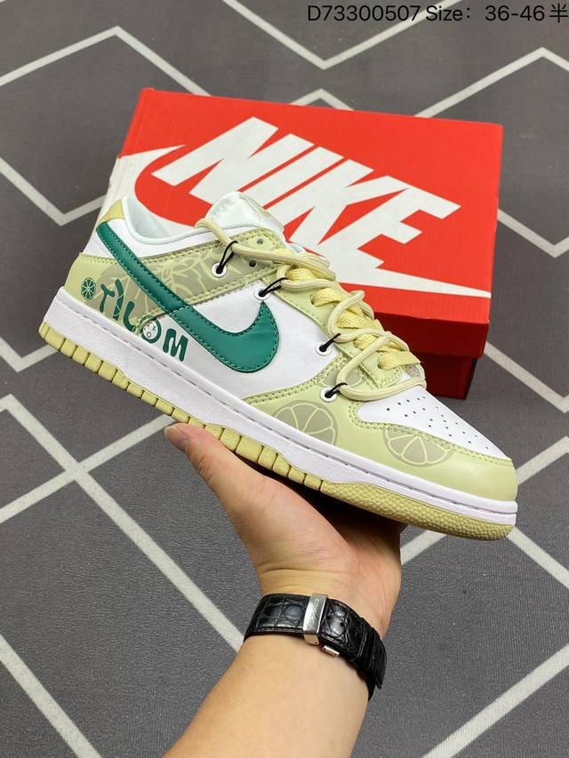 Nike Dunk Low 丛林穿越 棕褐 此款整体围绕熊猫恶作剧丛林穿越主题设计，鞋身整体采用专属颜料重新喷涂。特殊原创设计图标涂鸦装饰，添加潮流元素效果喷涂