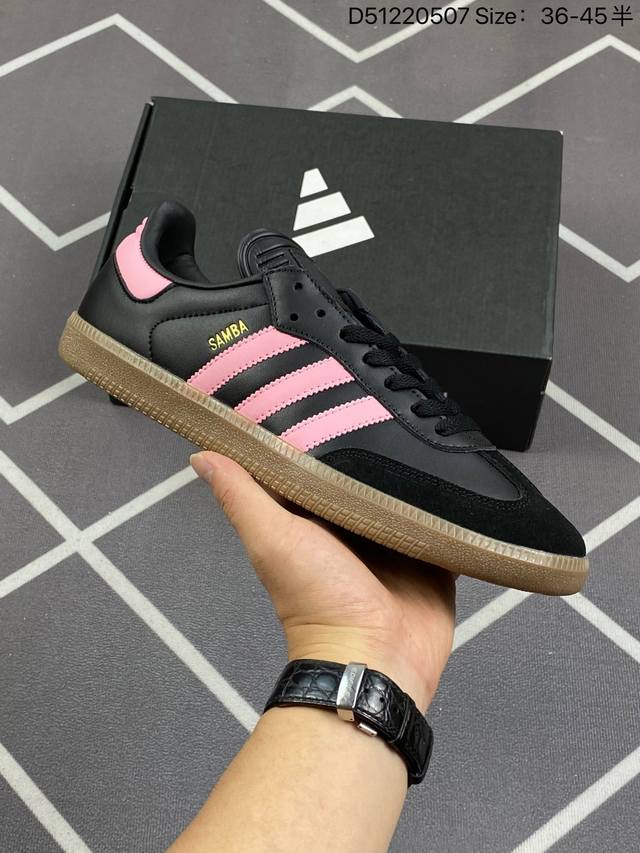 Adidas Originals Samba Og 黑粉 此款以简约大方的造型设计，给人以随性休闲的时尚格调，穿着舒适轻便，运动灵活自如，蓝满足日常个性穿搭。