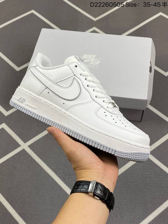 耐克 Nike Air Force 1 '07 Low 空军一号含气垫 低帮百搭厚底增高休闲运动板鞋。柔软、弹性十足的缓震性能和出色的中底设计，横跨复古与现代的