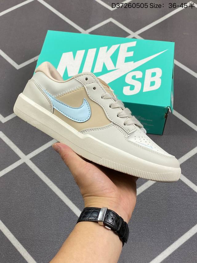 耐克nike Sb Force 58是一款将前沿创新带入街头的单品，它具有硫化杯底，具有出色的耐用性和灵活性。使用帆布和绒面革，在饰面上放置通风口，它自始至终都