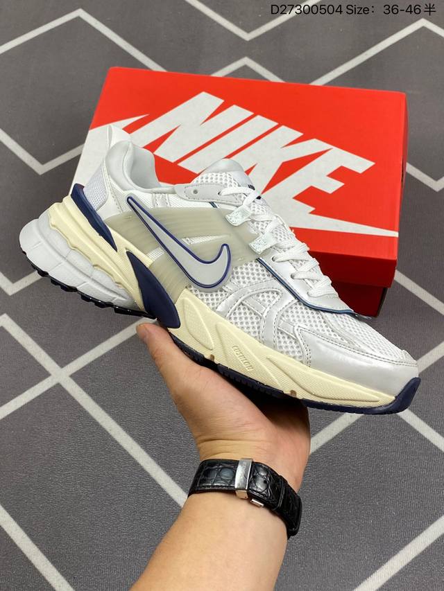 耐克nike V2K Run跑步鞋复古风潮 网面透气运动鞋 灰银紧致的鞋面材质提供良好的包裹性鞋侧 Swoosh以及鞋头部分搭配增添不少亮点的镀铬细节鞋垫上印有