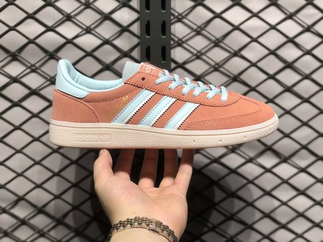 放店 Adidas Handball Spezial 官方正确版本 阿迪达斯经典款 复古休闲板鞋 全鞋采用反毛皮制作 牛筋耐磨大底 承载青春情怀的板鞋 经典三条