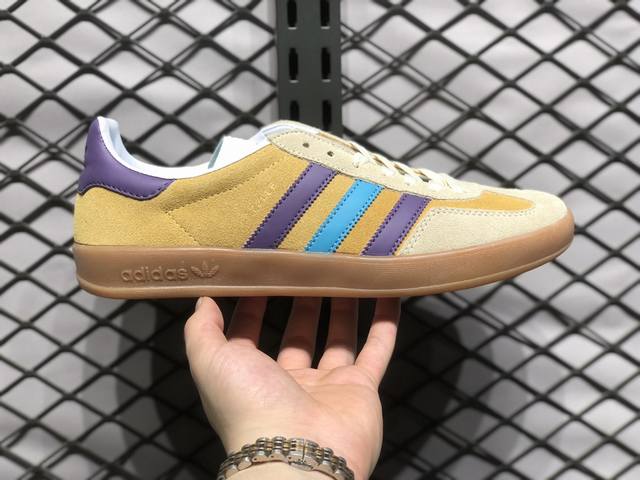 放店 阿迪达斯 Adidas Originals Gazelle Indoor 复古三叶草防滑透明橡胶板鞋经典运动鞋。这款经典鞋,忠于原版设计,缀撞色三条纹和鞋