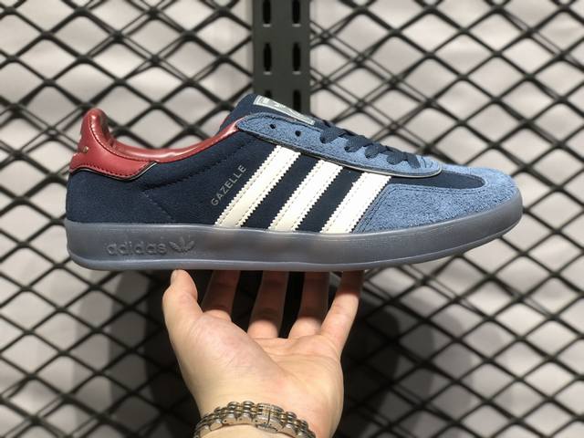 放店 阿迪达斯 Adidas Originals Gazelle Indoor 复古三叶草防滑透明橡胶板鞋经典运动鞋。这款经典鞋,忠于原版设计,缀撞色三条纹和鞋