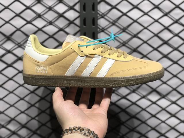 放店 Adidas Samba Og 这款桑巴鞋展示了高质量的工艺 带有装饰的超锁缝制和无缝的手感 柔软、柔软的皮革造型和标志性的3条纹完成了精致的外观 正规合