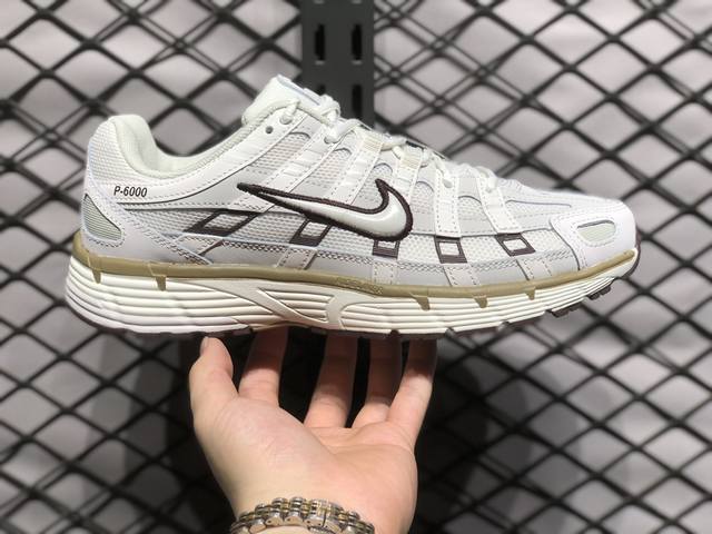 放店190 耐克nike P-6000 采用透气材料，搭配匠心覆面，再现千禧年代的跑鞋风格，塑就大气外观。鞋款秉承 Nike Pegasus 25 和 6 的设